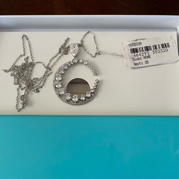 NWT beautiful Pedant Necklace with Swarovski Crystal - Picture 4 of 5